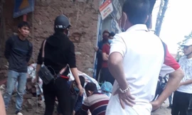 Hiện trường vụ tai nạn, anh Cường rơi từ tầng 3 xuống đất, tử vong tại chỗ .Ảnh: TL