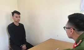 Đối tượng Vũ (bìa trái) tại cơ quan công an .ảnh: Huyền Mỹ