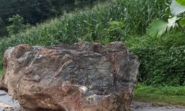 Hiện trường vụ đá lở và tai nạn người đi đường .Ảnh: H. Tùng