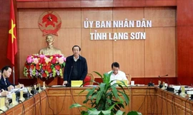 Chủ tịch tỉnh Lạng Sơn Phạm Ngọc Thưởng (đứng) tiếp thu kết luận Thanh tra CP về chợ Đồng Đăng .Ảnh: Bích Diệp