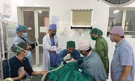 Các bác sỹ đa khoa Lạng Sơn đang xử lý công việc gắp bi ra khỏi trực quản em bé .Ảnh: TL