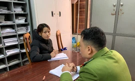 Đối tượng Thương (trái) khai nhận hành vi tại cơ quan công an .Ảnh: Huyền Mỹ