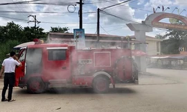 Xe cứu hỏa đỗ ven đường bỗng phát ra khói mù mịt gây chú ý của dư luận .Ảnh: TL