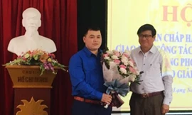 Anh Lăng Văn Chí (bìa trái) nhận hoa chúc mừng của lãnh đạo Ban tổ chức Tỉnh ủy Lạng Sơn .Ảnh: Duy Chiến