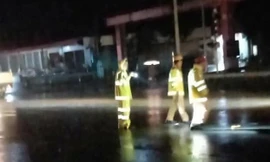 Trong khi lực lượng CSGT đang xử lý vụ tai nạn giao thông giữa 2 xe mô tô trong đêm tối thì lại xảy ra vụ tai nạn thứ 2 .Ảnh: D.C