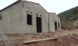 Hàng loạt ngôi nhà bỗng "mọc" lên trên khu đất dự án làm đường .Ảnh: H.N