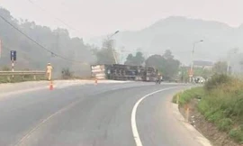 Trời mù sương, sáng sớm khi đi vào cua, lái xe chở hoa quả xuất khẩu đã lật nhào ven đường .Ảnh TL