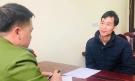 Đối tượng Đội (bìa phải) khai nhận hành vi tại cơ quan công an .Ảnh: Minh Anh 