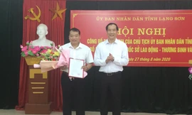 Lãnh đạo tỉnh Lạng Sơn trao quyết định, hoa chúc mừng ông Nguyễn Văn Giang (trái), tân Phó giám đốc Sở LĐ-TB-XH tỉnh Lạng Sơn .Ảnh: Duy Chiến