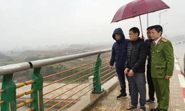 Đối tượng Truyện (giữa) thực nghiệm điều tra nơi vứt xuống sông Kỳ Cùng *ảnh: N.T