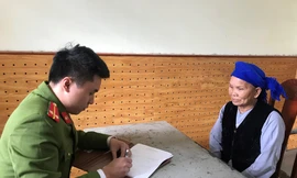 Bà Tần (bìa phải) khai nhận hành vi với cơ quan điều tra *ảnh: H. Thiện