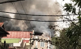 Ngọn lửa, khói bốc lên dữ dội từ sân thượng nhà hàng Thu Tường .Ảnh: PV