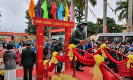 Các tân binh hăng hái bước qua cầu vinh quang lên đường tòng quân bảo vệ Tổ quốc .Ảnh: Dương Nguyên 