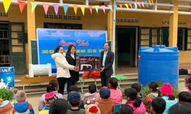 Trao máy lọc nước, bình nóng lạnh và bồn chứa nước cho điểm trường mầm non Quyết Thắng, xã Đoàn Kết. Ảnh: TL