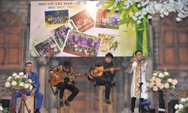 Dương Công Thái (20 tuổi), dân tộc Tày, quê ở huyện Bắc Sơn thổi sáo bài "Lạng Sơn quê tôi" gây ấn tượng người nghe .Ảnh: Duy Chiến 