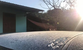 Trên sân, nóc xe ô tô sương muối bao phủ, nom như mưa đá . Ảnh: Đăng Quang