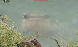 Hiện trường vụ tai nạn, chiếc xe đã chìm nghỉm rất sâu dưới dòng suối vắng .Ảnh TL