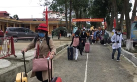 Những công dân hoàn thành cách ly, đầu tiên rời khỏi Trung đoàn 123 .Ảnh: Duy Chiến