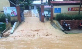 Hai ngày qua, trên địa bàn huyện Chi Lăng có mưa lớn, nước tràn ngập làng, phố rất nguy hiểm đến con trẻ .Ảnh: Duy Chiến