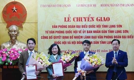 Ông Hoàng Văn Nghiệm, Phó bí thư TT Tỉnh ủy, Chủ tịch HĐND tỉnh (bìa phải, ngoài cùng) tặng hoa chúc mừng 3 tân Phó chánh VP đoàn đại biểu quốc hội và HĐND tỉnh Lạng Sơn .Ảnh: TL 