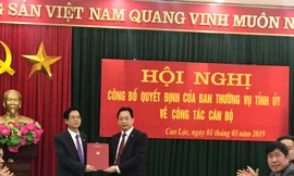 Lãnh đạo Tỉnh ủy Lạng Sơn trao Quyết định cho ông Nguyễn Duy Anh (bìa trái) .Ảnh: Duy Chiến