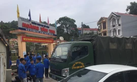 Xe CS113 đỗ tại điểm trường THPT Hoàng Văn Thụ .Ảnh: DC