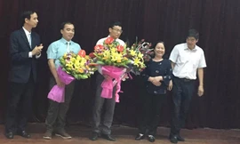 Ông Vũ Thành Sơn, Nguyễn Đông Bắc (giữa) nhận hoa chúc mừng của đồng nghiệp *ảnh: H. Kiên