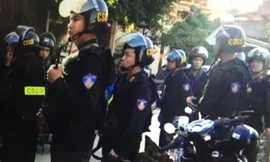 Lực lượng CSCĐ áp sát hiện trường. Ảnh: Linh Chi