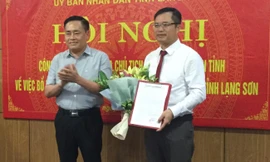 Ông Dương Công Vỹ (bìa phải) nhận quyết định đảm nhiệm chức vụ Giám đốc Sở GTVT tỉnh Lạng Sơn. Ảnh: Duy Chiến