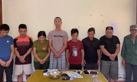 Các đối tượng đánh bạc tại cơ quan công an .Ảnh: Diệu Linh