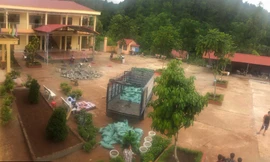 Mưa to kéo dài, công việc tu sửa Trường Phổ thông DTBT Tiểu học- THCS xã Lộc Yên bị đình trệ, sân trường vắng hoe học sinh do các em nghỉ dài ngày .Ảnh: Duy Chiến