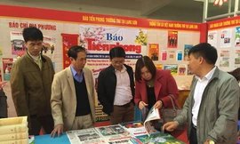 Báo Tiền Phong cuốn hút sự chú ý của đồng nghiệp và bạn đọc .Ảnh: Duy Chiến