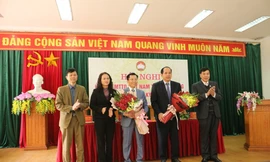 Ông Lương Tuấn Hùng và Nguyễn Văn Dừa (giữa) nhận hoa chúc mừng của MTTQ tỉnh Cao Bằng .Ảnh: CB