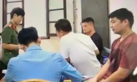 Bốn đối tượng Trung Quốc (bìa phải, ngồi) bị bắt ở khách sạn .Ảnh: Duy Chiến