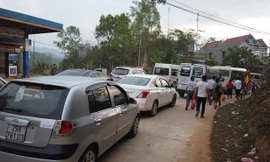 Dòng người, phương tiện ken cứng con đường đến đền Bắc lệ .Ảnh: L.Nam