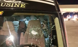 Một chiếc xe ô tô bị ném đá trên tuyến cao tốc Bắc Giang- Lạng Sơn .Ảnh: TL 