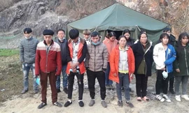 14 công dân nhập cảnh trái phép bị đồn biên phòng Pò Mã phát hiện .Ảnh: TL 