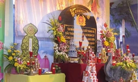 Tế lễ cán bộ, chiến sỹ Sư đoàn 337 hy sinh tại cầu Khánh Khê, tháng 2/1979 .Ảnh: D.C