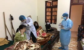 Lực lượng y tế tại Trường Quân sự làm việc thâu đếm để tiếp nhận, sơ khám công dân đến cách ly. Ảnh: Duy Chiến