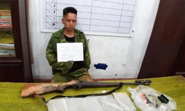 Đối tượng Hoàng Văn Thực bị bắt quả tang 5 bánh ma túy, súng đạn tại khu vực đường biên .Ảnh: D.Linh 