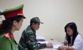 Đối tượng Liên (bìa phải) bước đầu khai nhận hành vi phạm pháp của mình .Ảnh Việt Dũng 