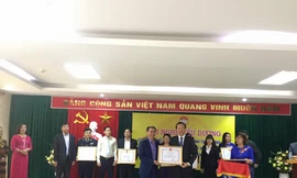 Chủ tịch UBND tỉnh Lạng Sơn trao tặng Bằng khen cho Phóng viên báo Tiền Phong (bìa trái). 