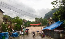 Người dân hai bên cầu ngầm Na Sầm bị ách tắc vì nước lên quá nhanh *ảnh: TL