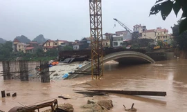 Nước ngập nhấn chìm nhiều công trình cầu Kỳ Cùng đang xây dựng dở dang *ảnh: Duy Chiến 