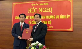 Lãnh đạo Tỉnh ủy trao quyết định cho ông Lương Tiến Trình (bìa trái) giữ chức vụ Phó trưởng ban dân vận tỉnh ủy Lạng Sơn .Ảnh: Duy Chiến 