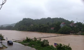 Các cây cầu ở Lạng Sơn nguy cơ chìm trong biển nước .Ảnh: Duy Chiến