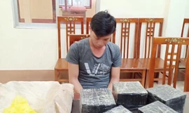 Đối tượng Ninh cùng tang vật 26 bánh ma túy tại cơ quan công an .Ảnh: Duy Chiến