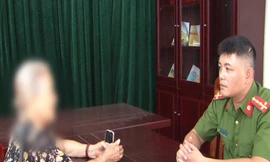 Các nạn nhân đến cơ quan công an trình báo sự việc bị lừa .Ảnh: Huyền Mỹ