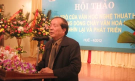 Nhà thơ Hữu Thỉnh tham luận tại hội thảo