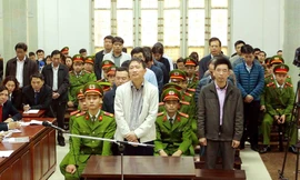 Các bị cáo trong phiên tòa sáng 22/1. Ảnh: Hồ Như Ý